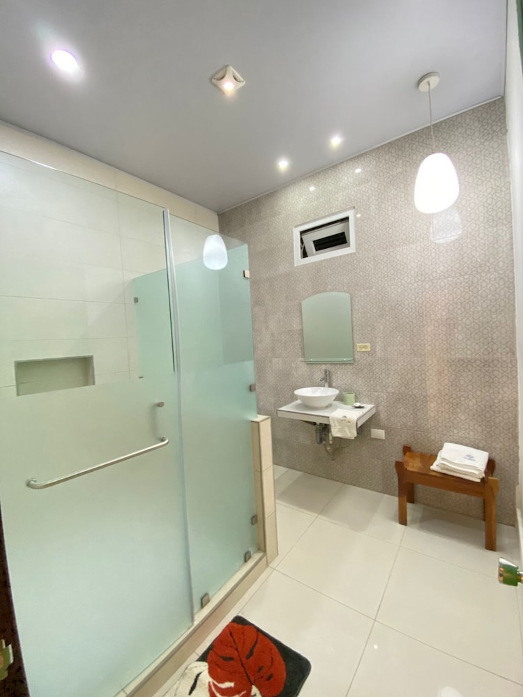 Edificio La Esquina Cesar Mariscos in Tela, Honduras