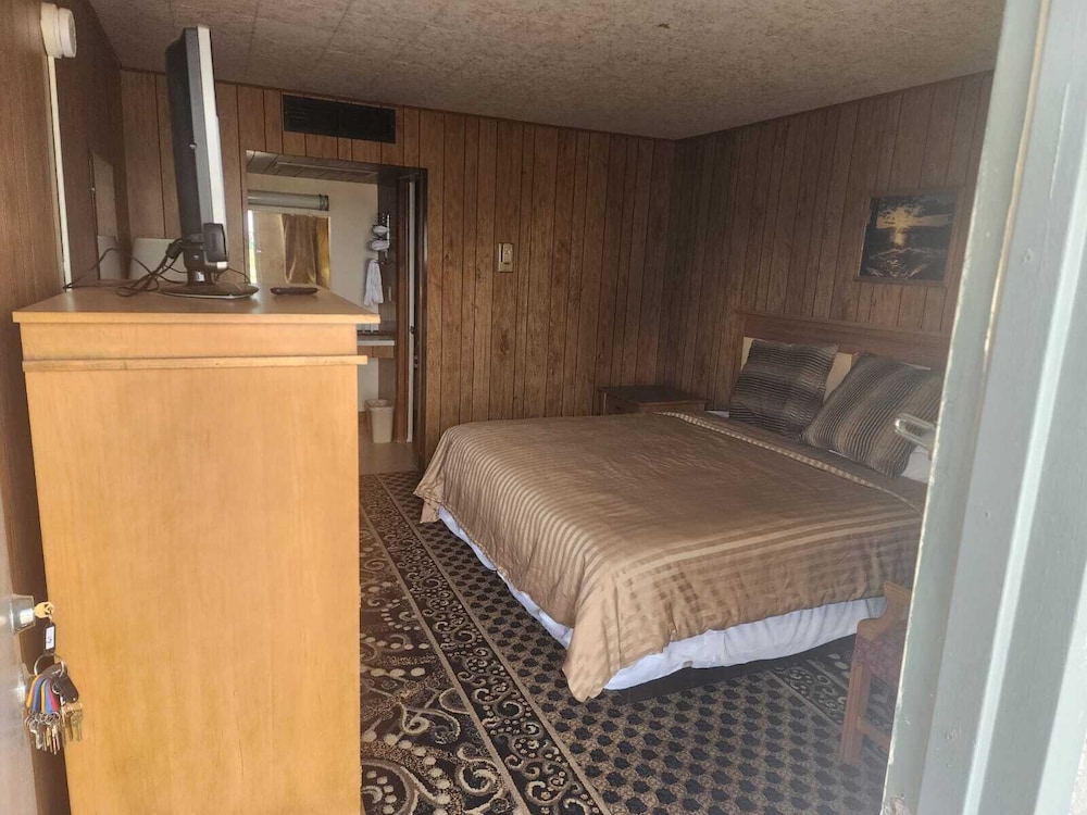 First Inn By OYO Quinter Hwy 70 - photo 8