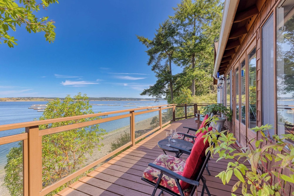 Madrona Beach House by AvantStay Waterfront Home — 4-Star Luxury Hotel in Coupeville, United States