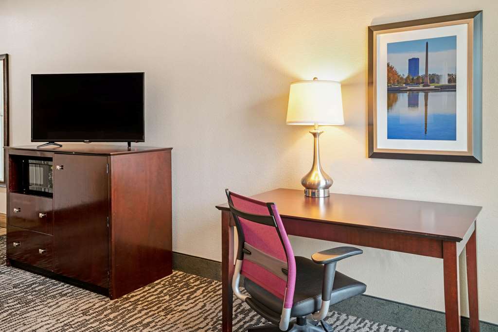 La Quinta Inn & Suites by Wyndham Houston Magnolia - photo 2