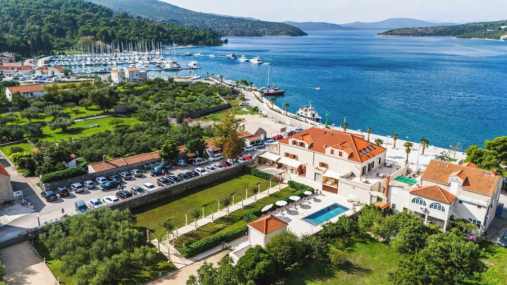 Vila Riva Apartments — 4-Star Luxury Hotel in Slano, Croatia