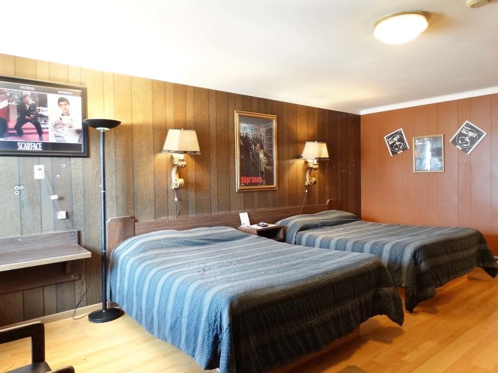 Blue and White Motel - photo 12