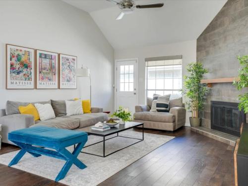 3 BD 2 BA Northern Dallas Retreat Hot Tub and BBQ — 4-Star Luxury Hotel in Dallas, United States