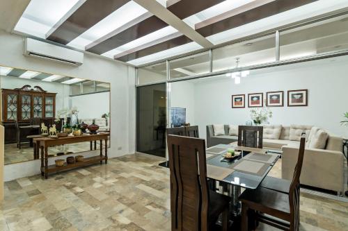 Modern 4BR House with Billiards KTV WIFI Netflix 10mins from Robinson Mall — 4-Star Luxury Hotel in Manila, Philippines