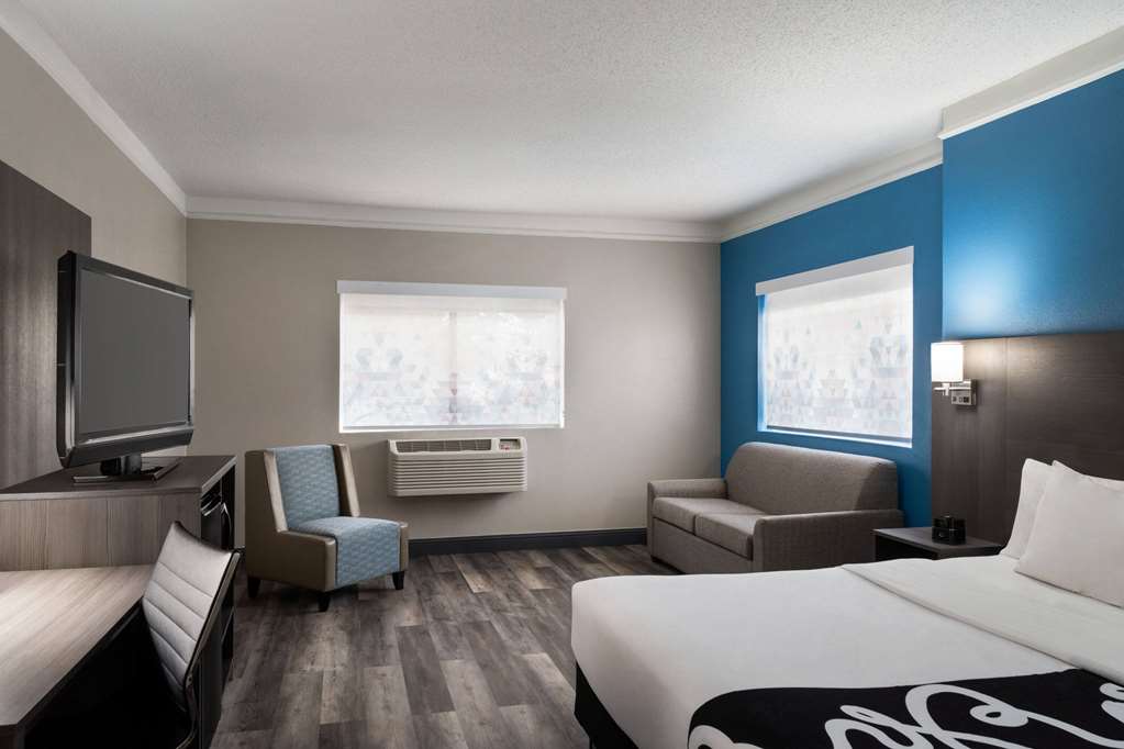 La Quinta Inn & Suites by Wyndham Round Rock North - photo 31