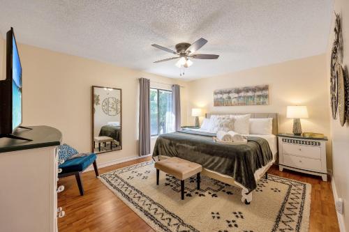Townhome in PBG king bed pergola BBQ & fire pit — hotel in Palm Beach Gardens