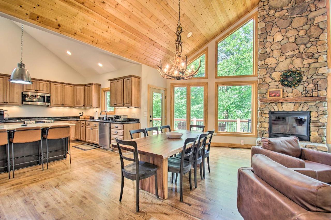 Luxe Wintergreen Resort Escape with Hot Tub - photo 10