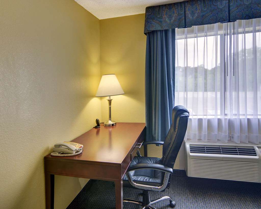 Quality Inn & Suites Grand Prairie South - photo 12