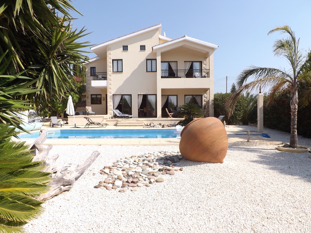 Villa private Heated Pool Sea Views Sleeps6