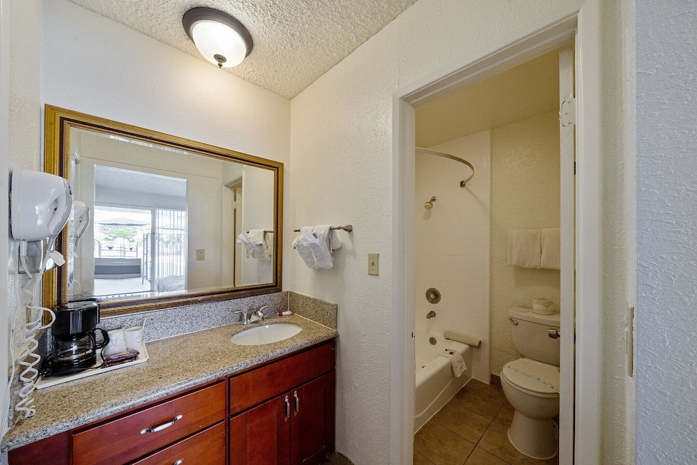 MC Pacific Inn & Suites - photo 15