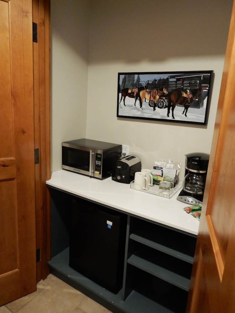 Modern King Room In Heart Of Mt. Crested Butte Hotel Room by RedAwning - photo 15