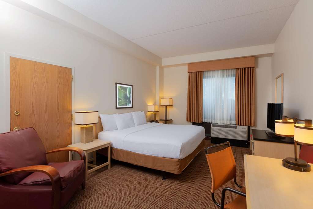La Quinta Inn & Suites by Wyndham Garden City - photo 20