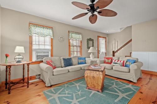 Shady Side Water access screened porch in Chincoteague, United States