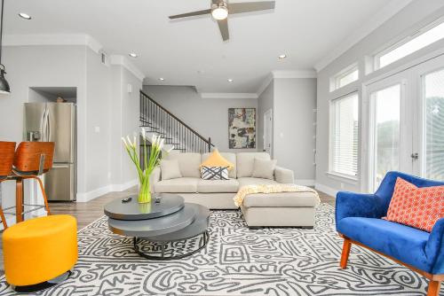La Casa Blanca Rooftop Skyline with Gameroom — 4-Star Luxury Hotel in Houston, United States