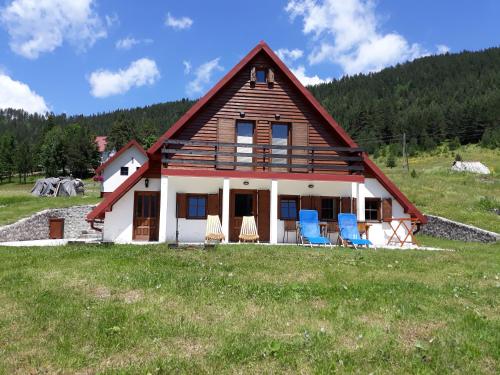 Spectacular LakeView House — 4-Star Luxury Hotel in Zabljak, Montenegro