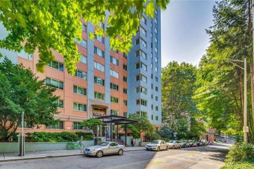 Eclectic Downtown & Cap Hill King bed & Kitchen - photo 6