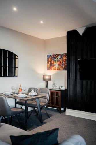 Stunning 2 Bedroom Sea View Apartment With Parking — 4-Star Luxury Hotel in Colwyn Bay, United Kingdom