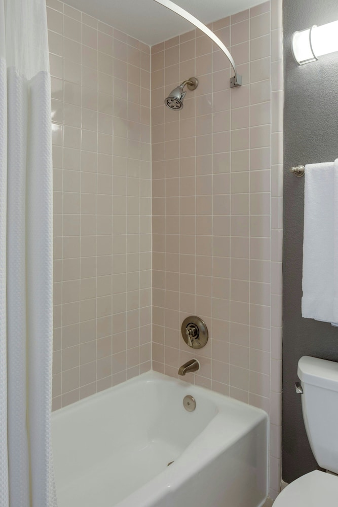 Courtyard by Marriott Boston Logan Airport - photo 28