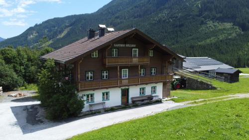 SÖLLHOF Ferienhaus mit 11 Schlafzimmern I großer Gemeinschaftsraum I Skibushaltestelle I 10 Min zum Skigebiet in Krimml, Austria