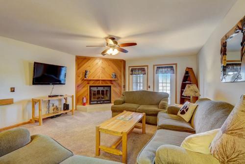 Brown Family Condo for Families Golf Trips and Girls Getaways — 4-Star Luxury Hotel in Wisconsin Dells, United States