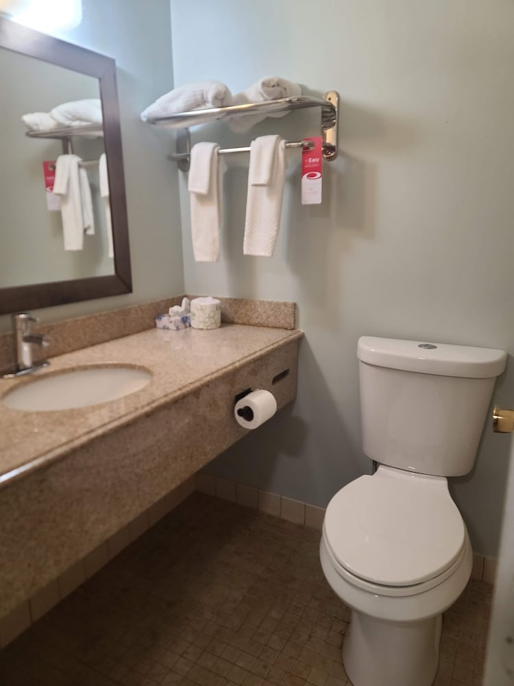 Econo Lodge Inn & Suites Tilton - photo 16
