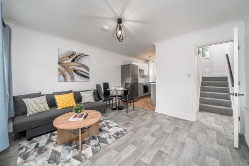 COZY 3 Bed House With Garden & Parking in Rochester Kent Mins to Train Station WiFi — 4-Star Luxury Hotel in Rochester, United Kingdom