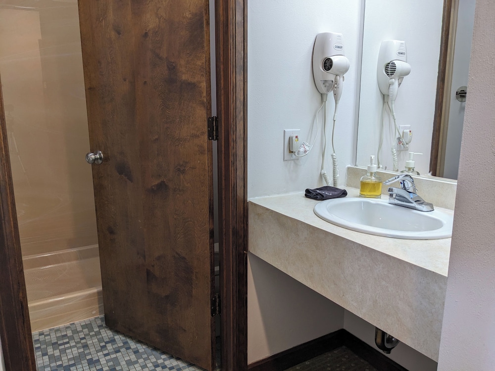 South Side Inn Burlington - photo 31