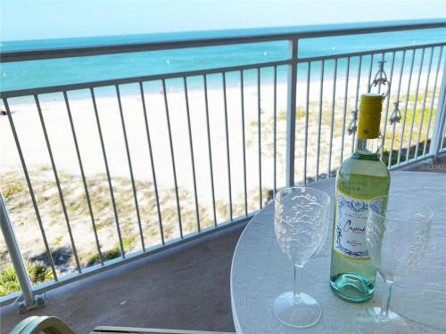 Oceanfront View of Madeira Beach Steps to the Beach Madeira Norte Condo — 4-Star Luxury Hotel in Saint Pete Beach, United States