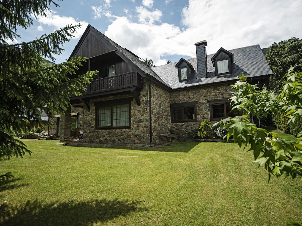 Chalet in Vielha near Baqueira Ski Resort — 4-Star Luxury Hotel in Vielha, Spain