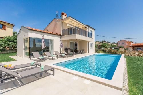 Neue und hundefreundliche Villa mit Panorama Meerblick Privatpool Grillbereich Babybett Waschmaschine — 4-Star Luxury Hotel in Visignano, Croatia