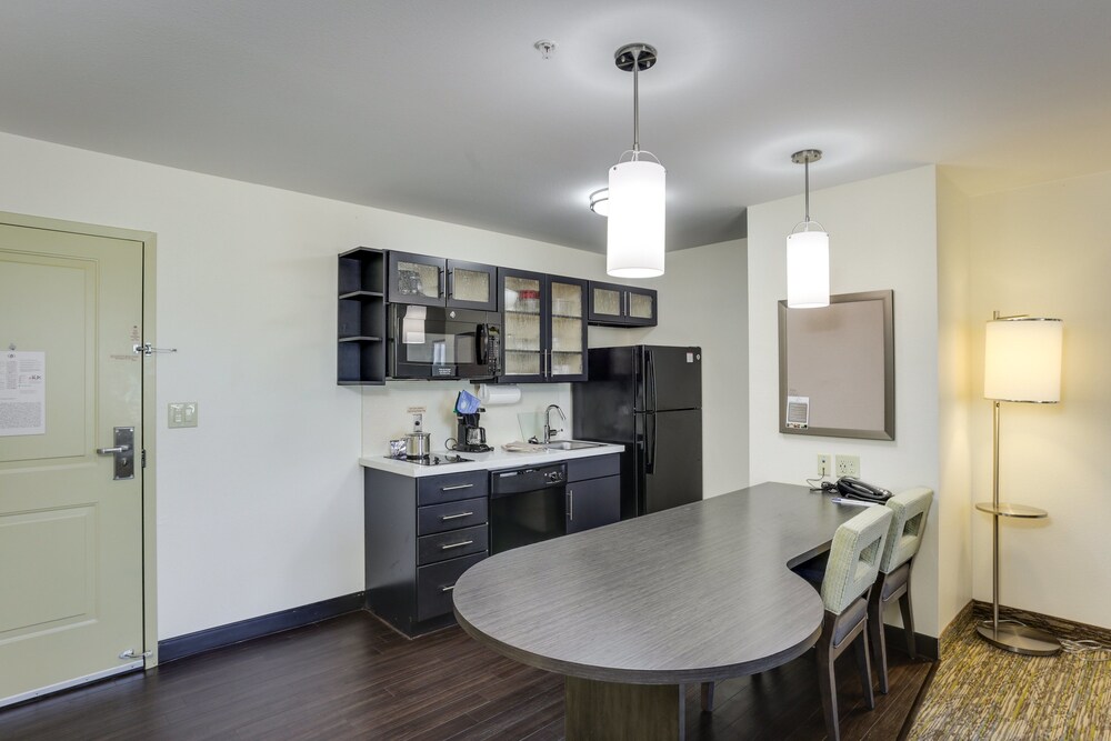 Candlewood Suites College Station At University by IHG - photo 17