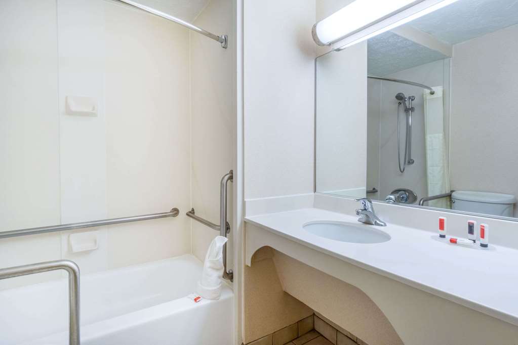 Days Inn by Wyndham Columbus Airport - photo 13
