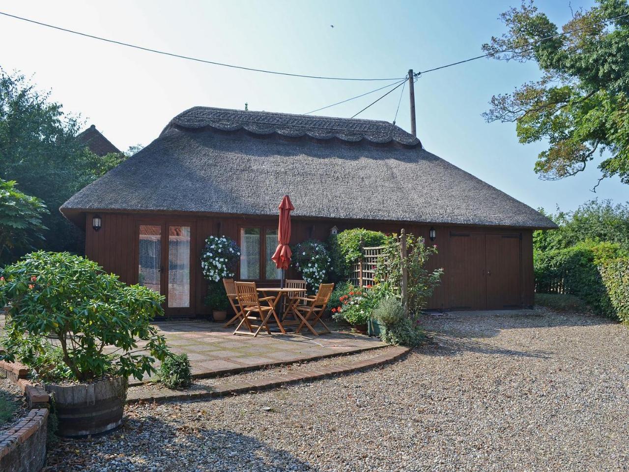 Church Barn Studio — 4-Star Luxury Hotel in Brundall, United Kingdom