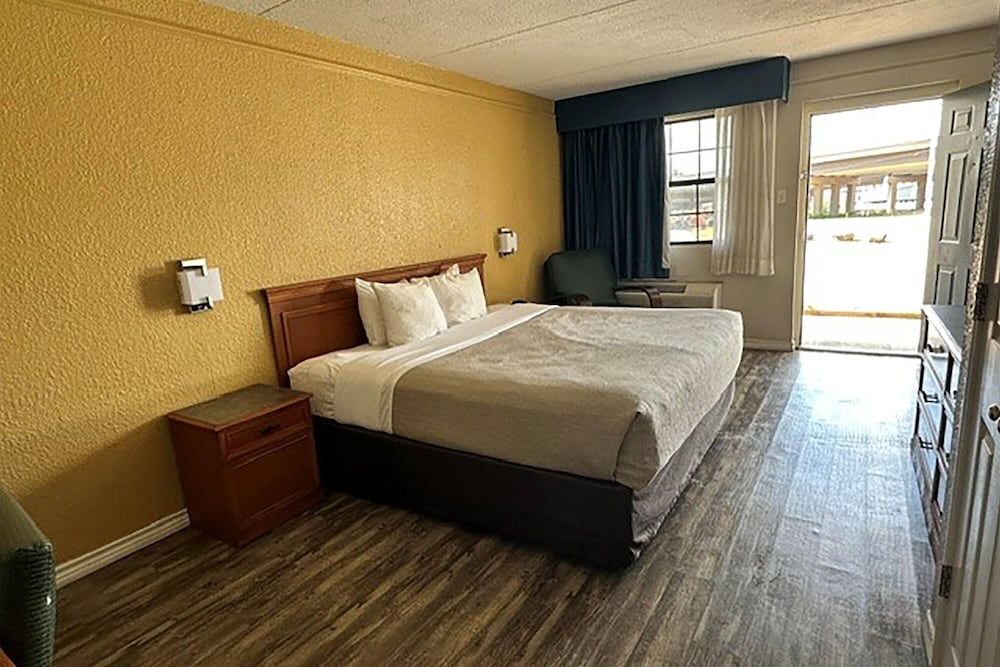 Baymont by Wyndham Nacogdoches Near University - photo 5