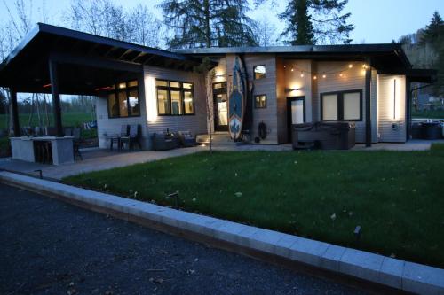 Luxe Lake Cabin Hot tub Grill Firepit EV charger — 4-Star Luxury Hotel in Onalaska, United States