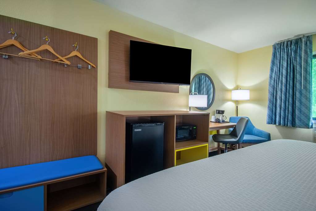 Days Inn & Suites by Wyndham Waterloo - photo 14
