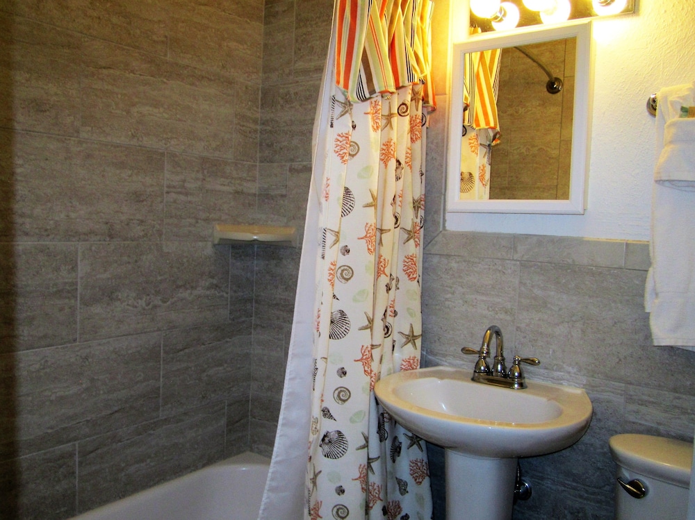 Tropical Winds Motel & Cottages - photo 57