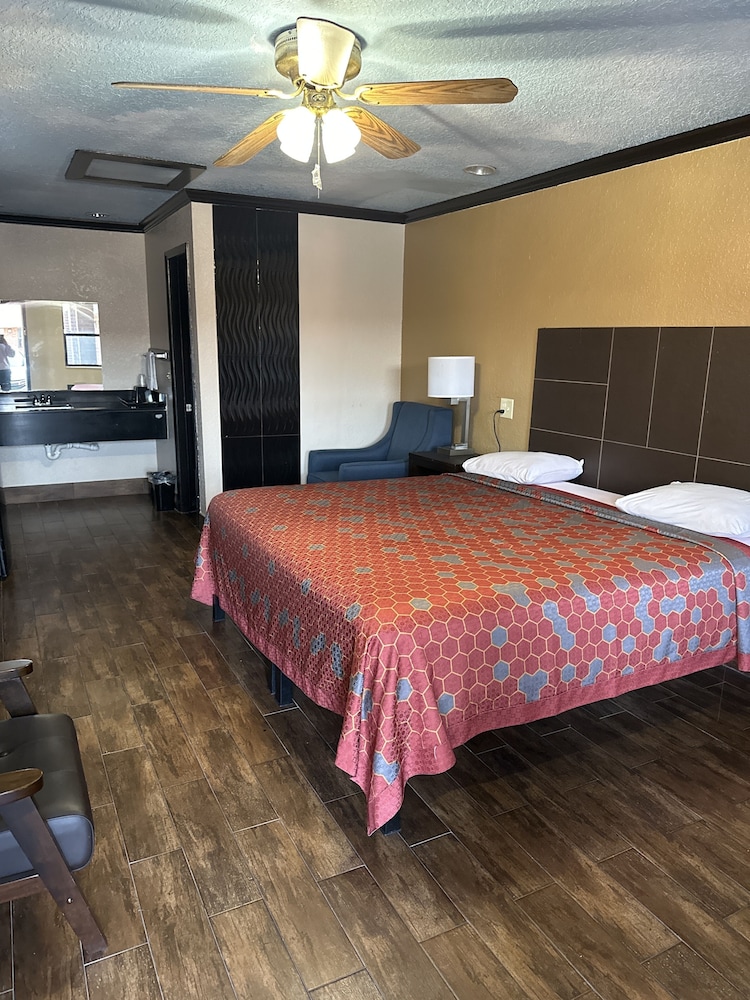 Luxury Inn and Suites - photo 6