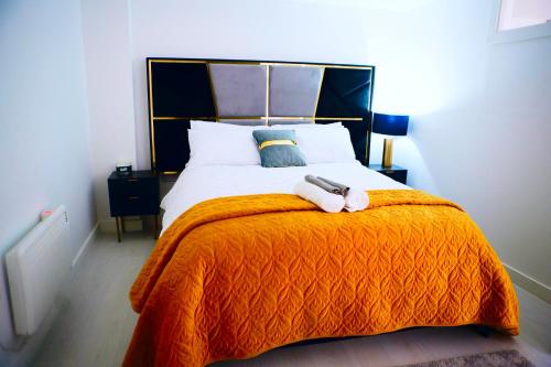 Perfect 1 Bed Apartment Sleeps 5 1 Kingsize bed 1 double Sofabed & Foldable Single bed Free Parking Wifi good transport network shopping Holiday Makers Families Contractors in North London — 4-Star Luxury Hotel in Enfield Town, United Kingdom