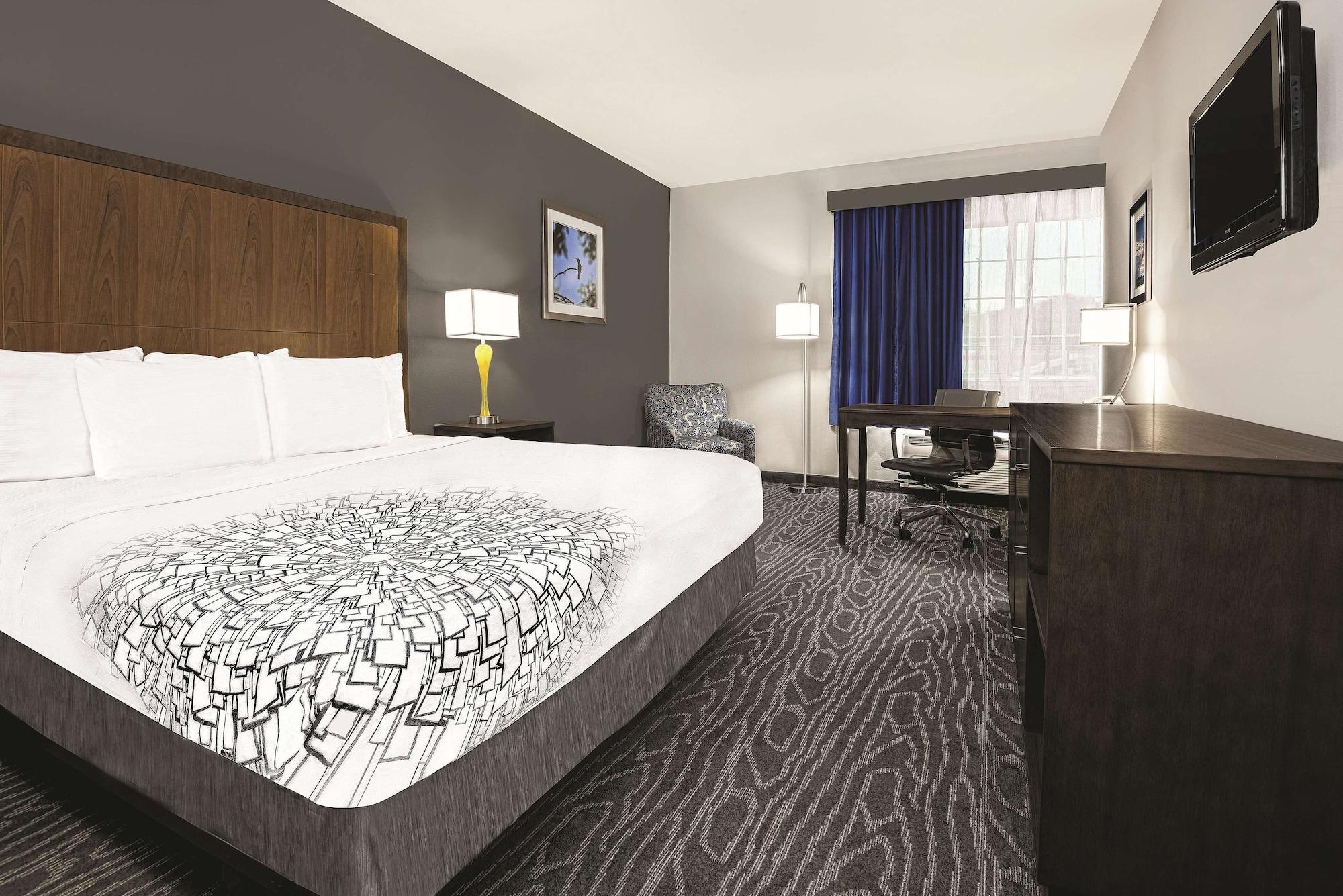 La Quinta Inn & Suites by Wyndham Mercedes Outlet Mall - photo 3