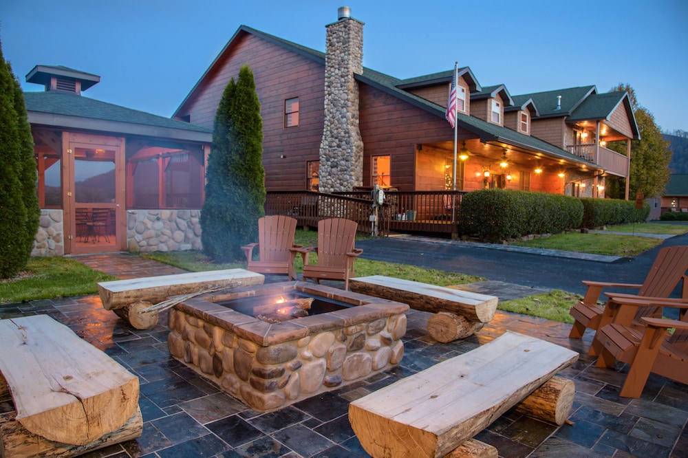 Berry Springs Lodge — 4-Star Luxury Hotel in Sevierville, United States