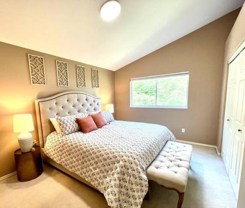 Contemporary Turnagain Townhome — Anchorage — photo 2