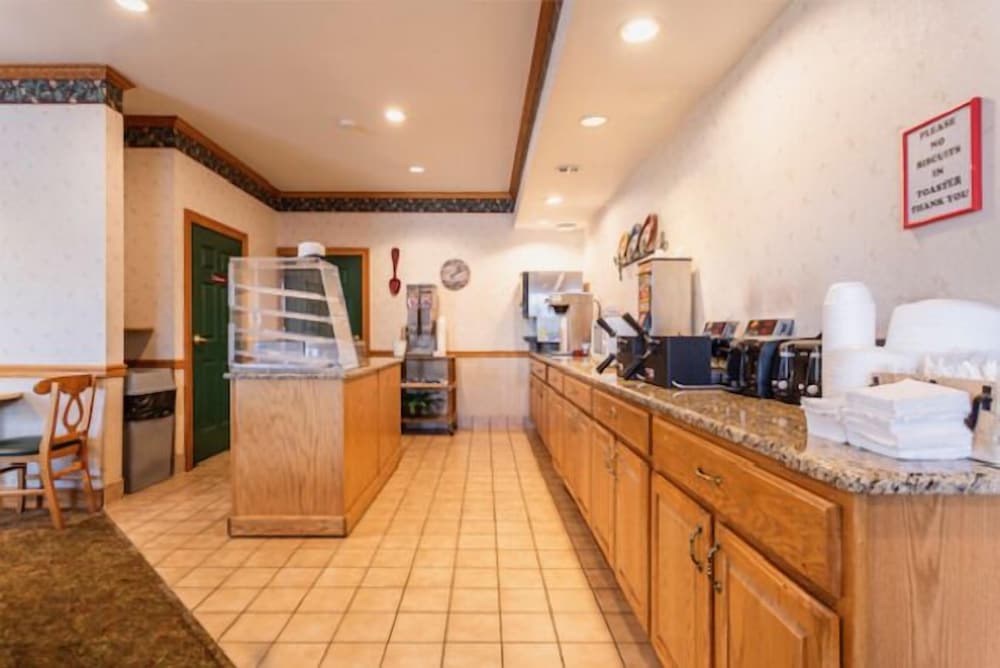 Lancaster Inn and Suites - photo 43