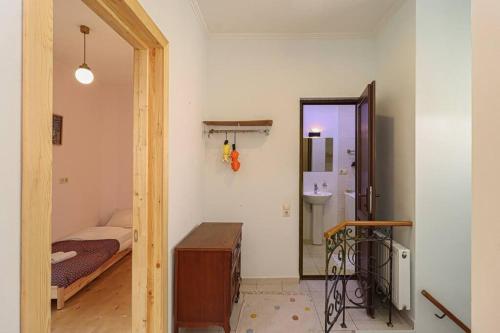 Vintage 2BR Apartment Managed By Wehost