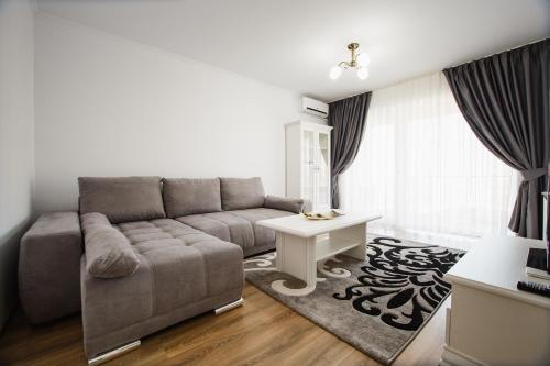 Bright & Elegant Central Apartment — 4-Star Luxury Hotel in Oradea, Romania