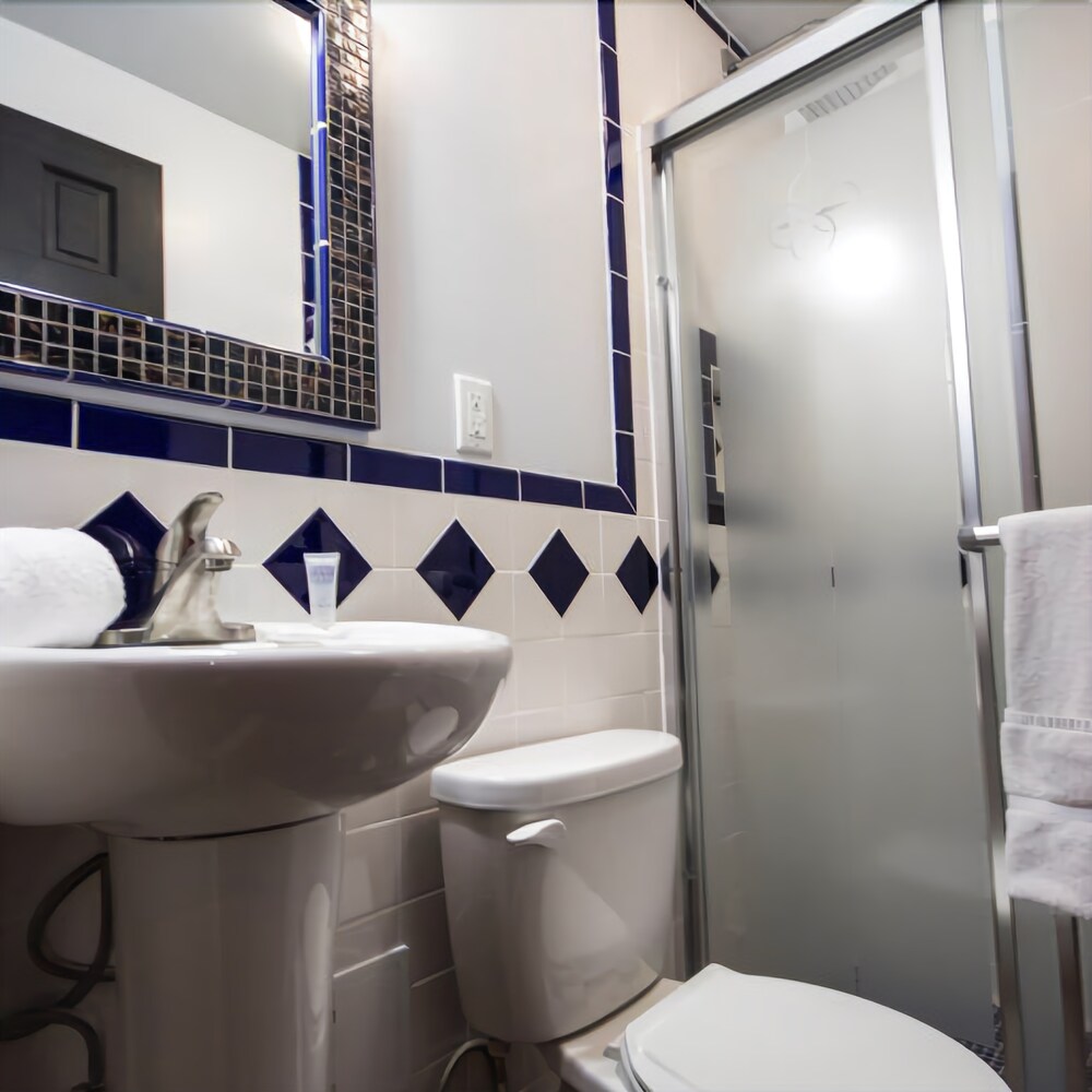 The Broadway Hotel and Hostel - photo 22