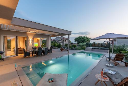 Exquisite Villa mit Panoramablick aufs Meer Salzwasserpool mit Gegenstromanlage BBQ — 4-Star Luxury Hotel in Porec, Croatia