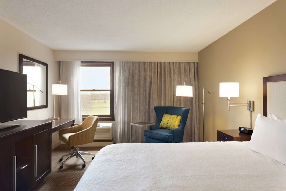 Hampton Inn & Suites Springdale - photo 12