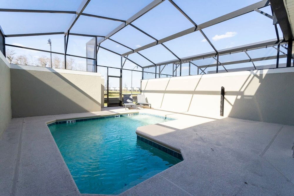 Chic Modern Marvel Themed Beds Private Pool - photo 30