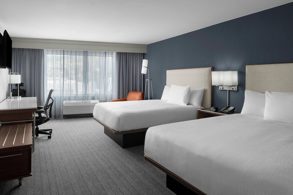 Courtyard by Marriott Los Angeles Burbank Airport - photo 10